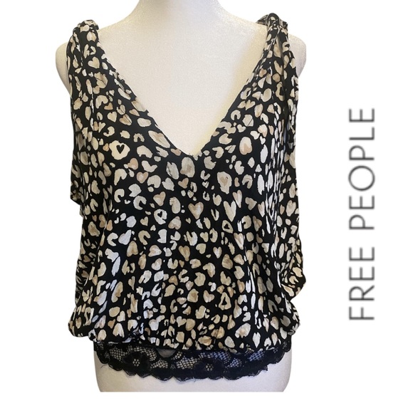 Free People V- Neck Black and Cream Patterned Blouse Adjustable Straps Size L - Picture 1 of 8